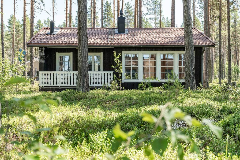 Stuga Mörtsjön back side with patio