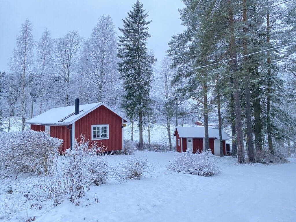 Stuga Bergvik covered in snow